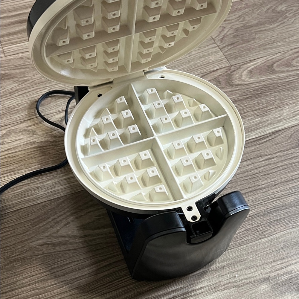 Oster DuraCeramic Flip Waffle Maker - Black & White - Picture 7 of 12